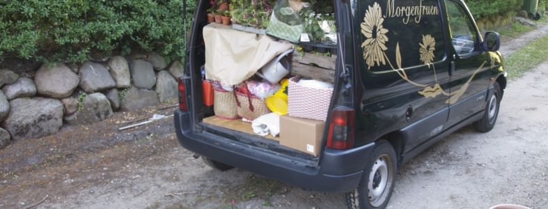 Levering af blomster. Morgenfruens bil