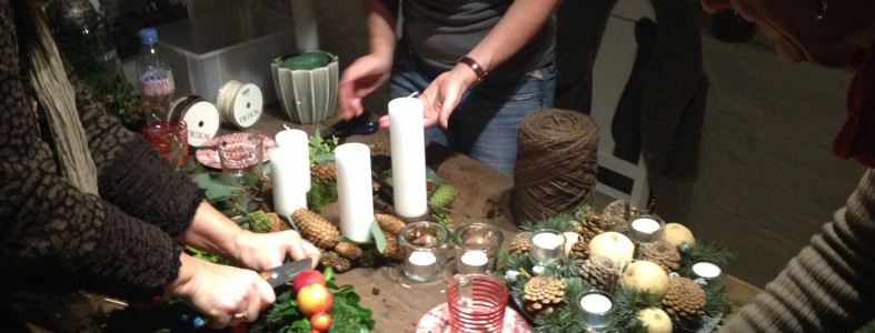 Skal du på julekursus i år Kursister i fuld gang i blomster værkstedet